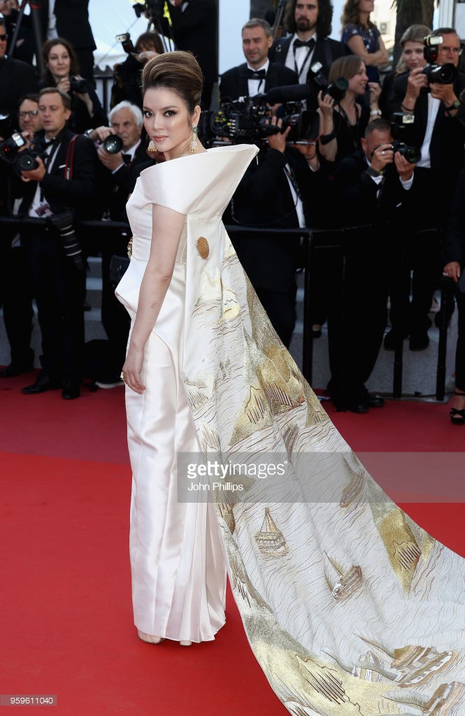 Lý Nhã Kỳ diện váy thêu quảng bá Vịnh Hạ Long trên thảm đỏ Cannes Lý Nhã Kỳ diện váy thêu quảng bá Vịnh Hạ Long trên thảm đỏ Cannes